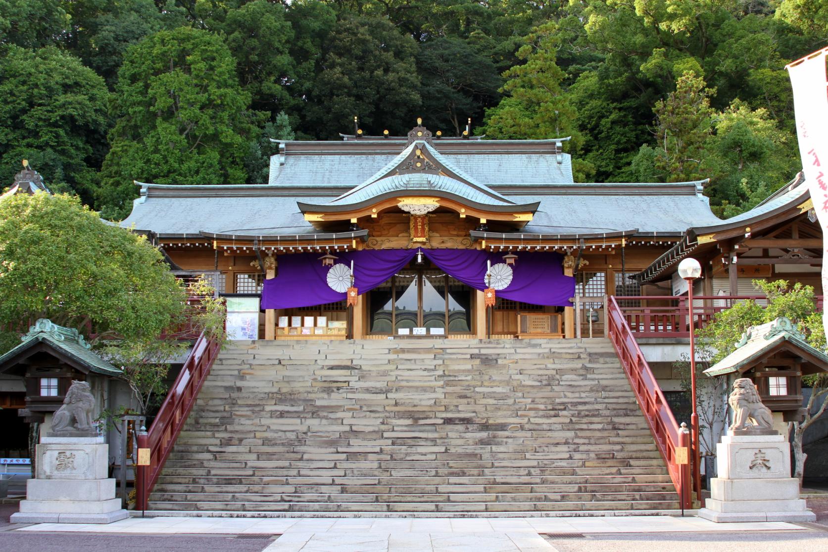 緑に囲まれた長崎・諏訪神社